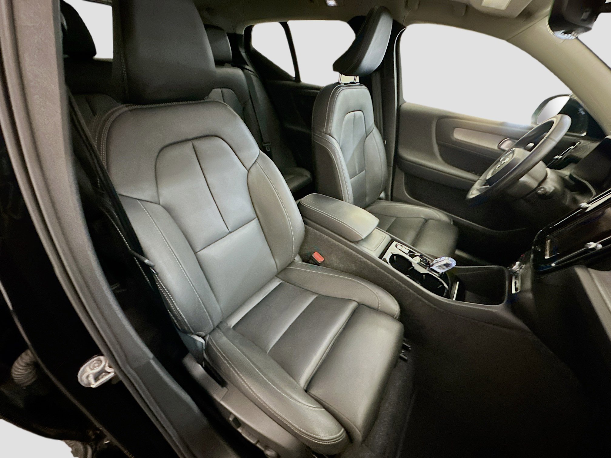 Used 2025 Volvo XC40 B5 Plus image 34