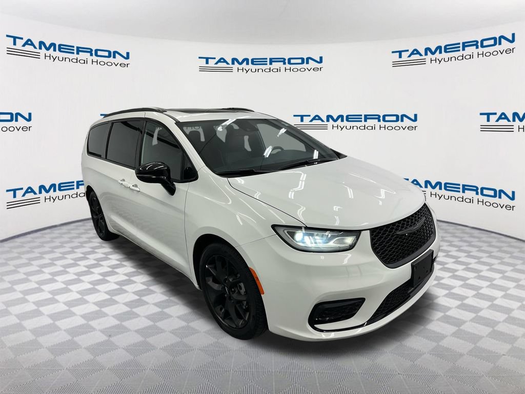 Used 2025 Chrysler Pacifica Limited FWD image 7