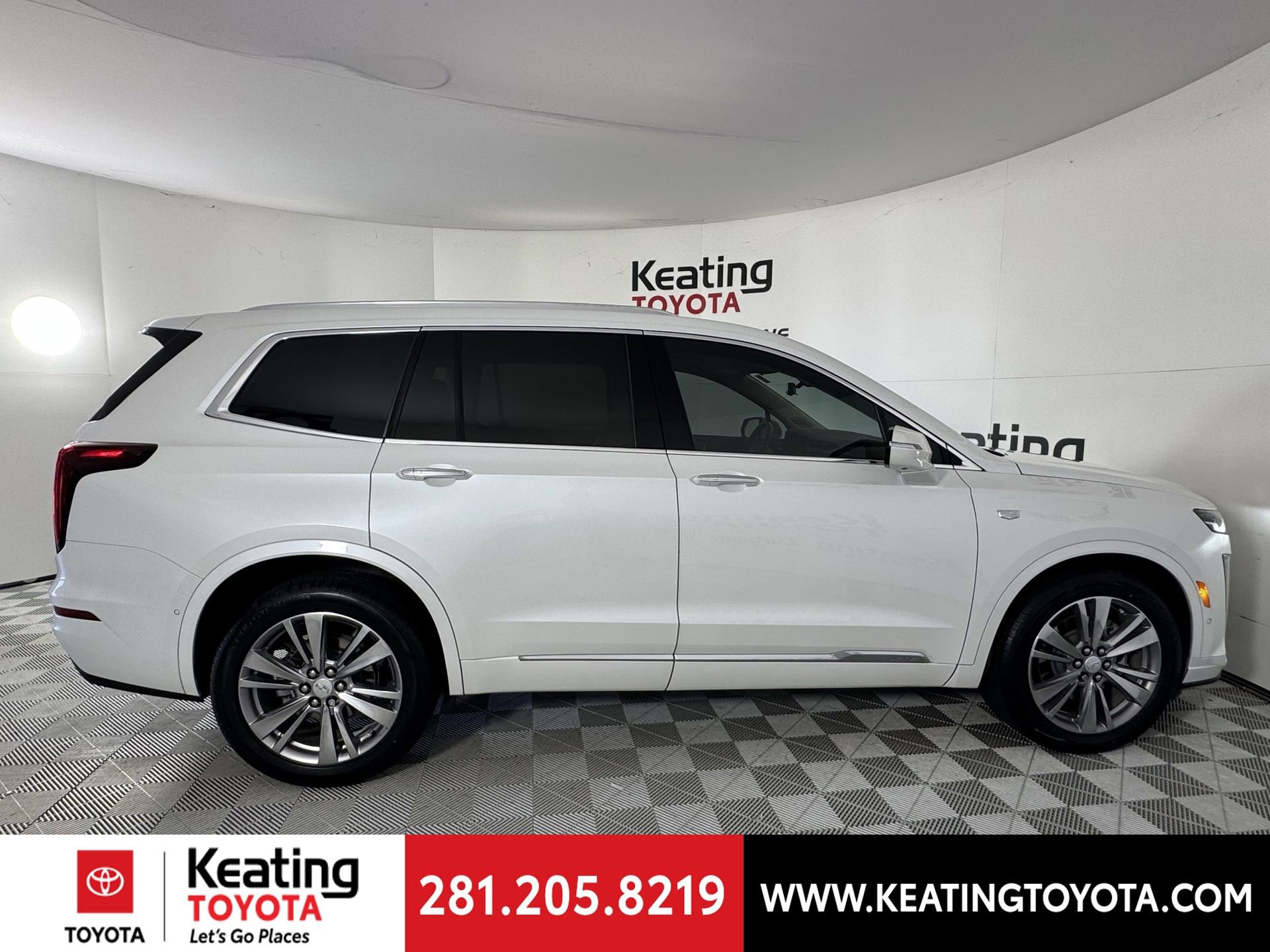 Used 2023 Cadillac XT6 Premium Luxury w/ Technology Package image 4