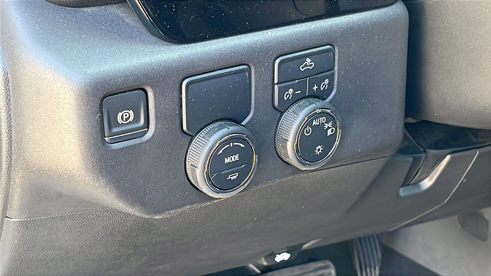 Used 2025 Chevrolet Silverado 1500 LT image 13