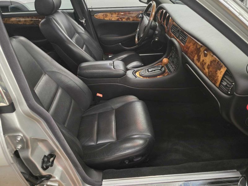 Used 1999 Jaguar XJ8 image 4