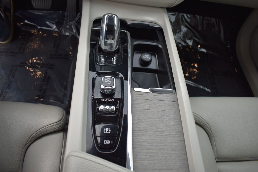 Used 2018 Volvo XC60 T8 Inscription w/ Vision Package image 25