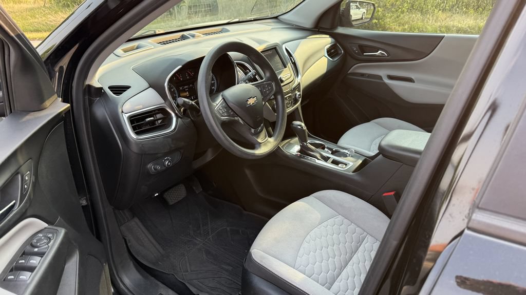 Used 2020 Chevrolet Equinox LS w/ LS Convenience Package FWD image 2