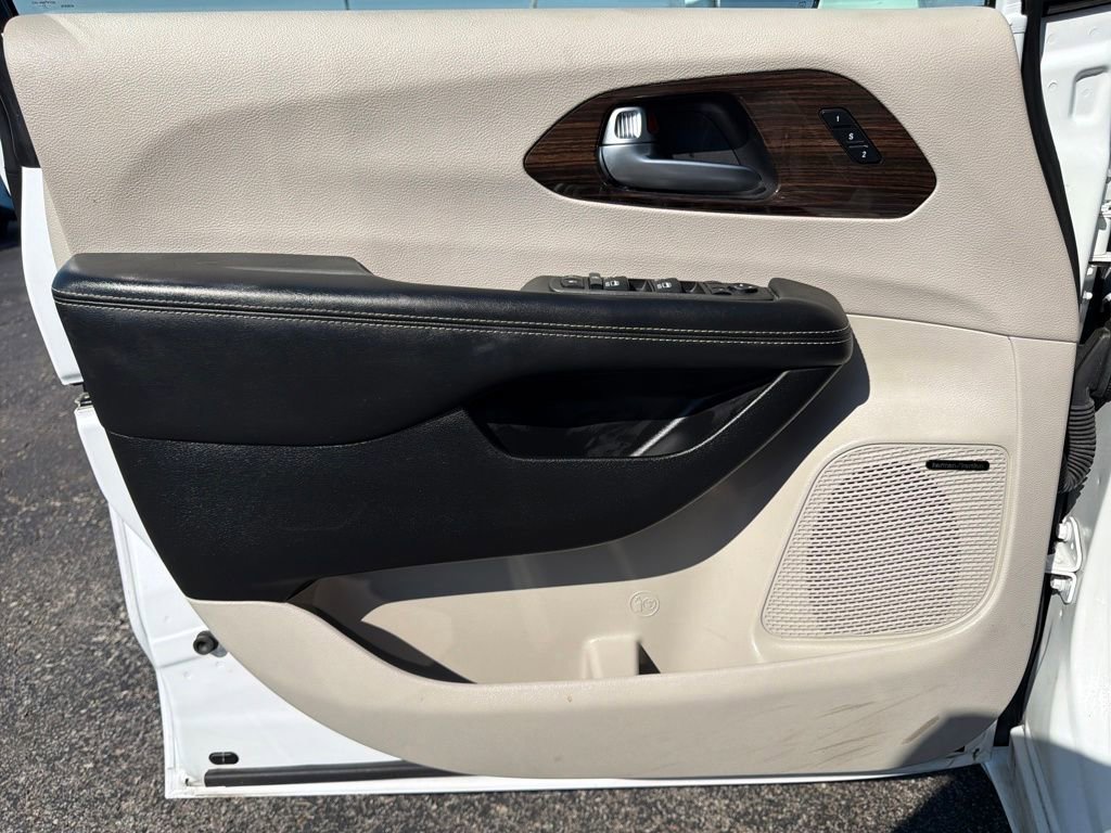 Used 2022 Chrysler Pacifica Limited image 29