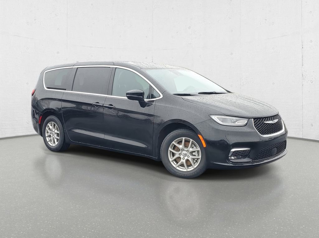Used 2025 Chrysler Pacifica Select image 2