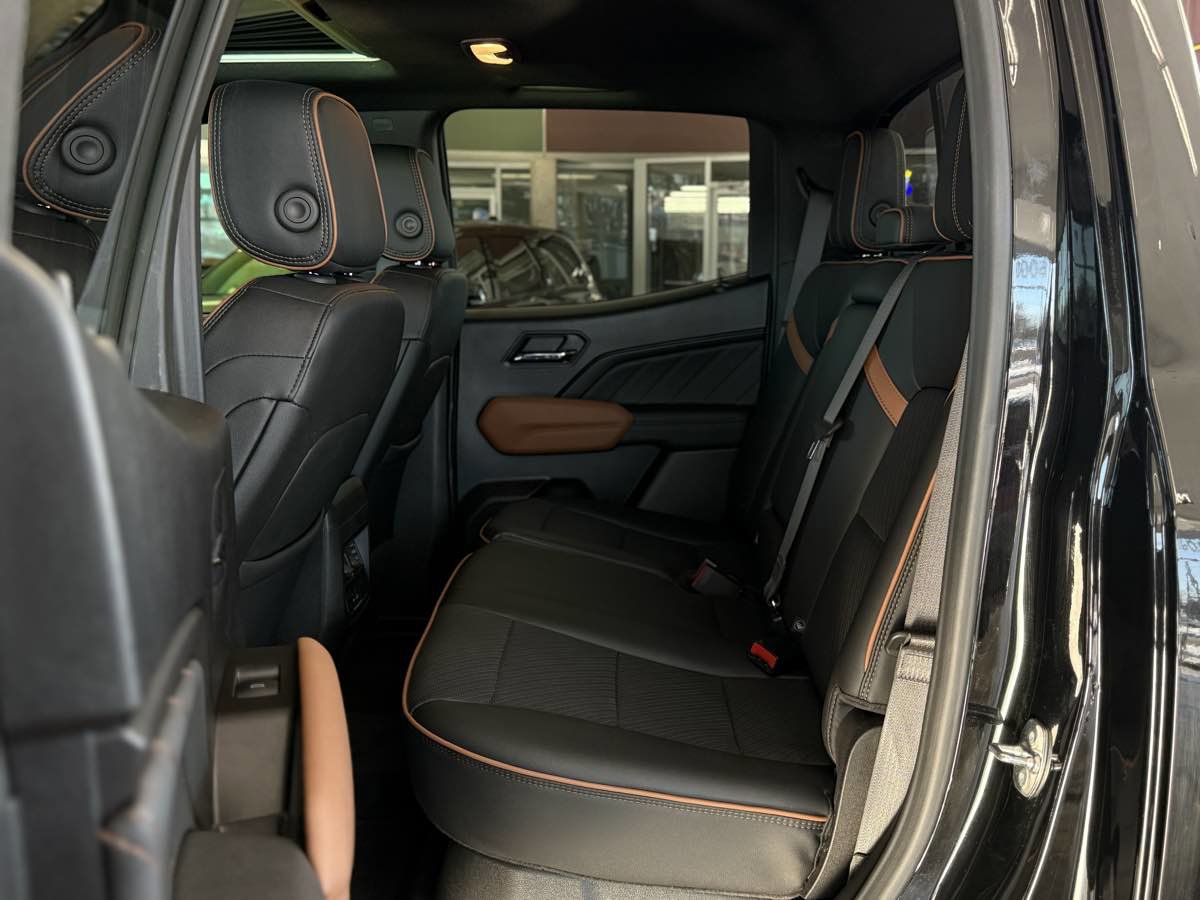 Used 2025 GMC Canyon AT4 w/ Technology Plus Package image 18