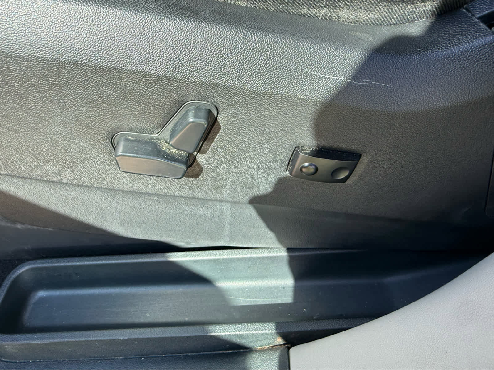 Used 2016 Chrysler Town & Country Touring FWD image 17