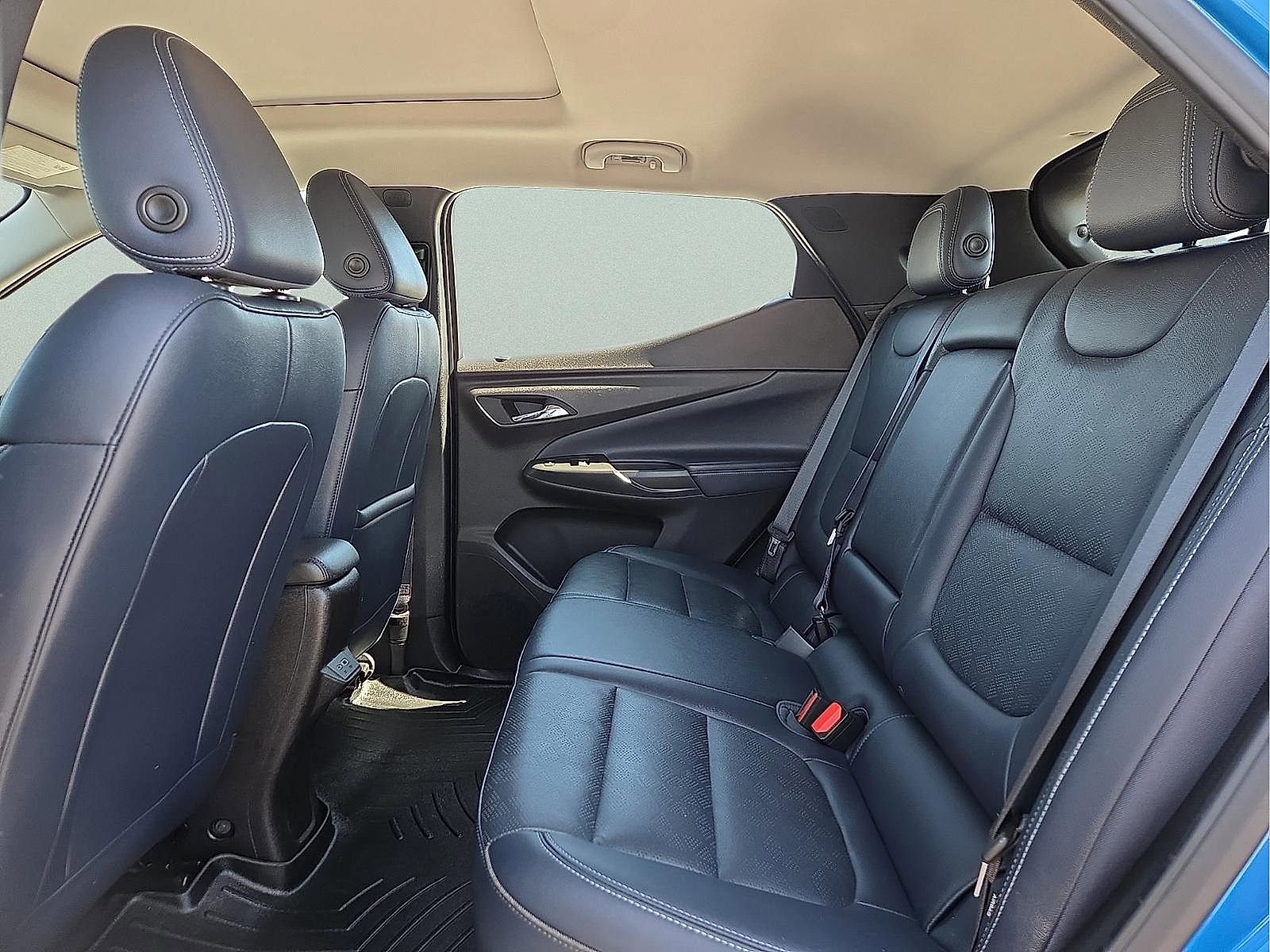 Used 2022 Chevrolet Bolt EUV Premier w/ Sun & Sound Package FWD image 10
