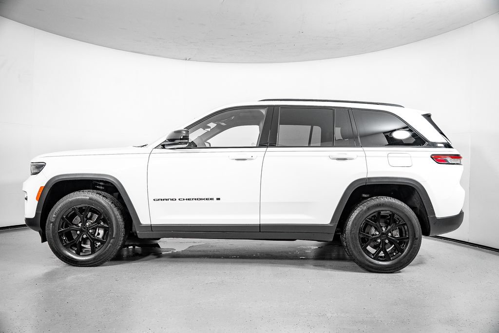 Used 2025 Jeep Grand Cherokee Altitude w/ Trailer Tow Package RWD image 15