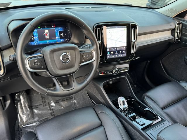 Used 2025 Volvo XC40 B5 Ultra AWD/4WD image 3