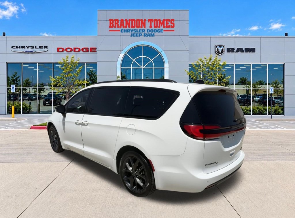 Used 2025 Chrysler Pacifica Limited FWD image 6