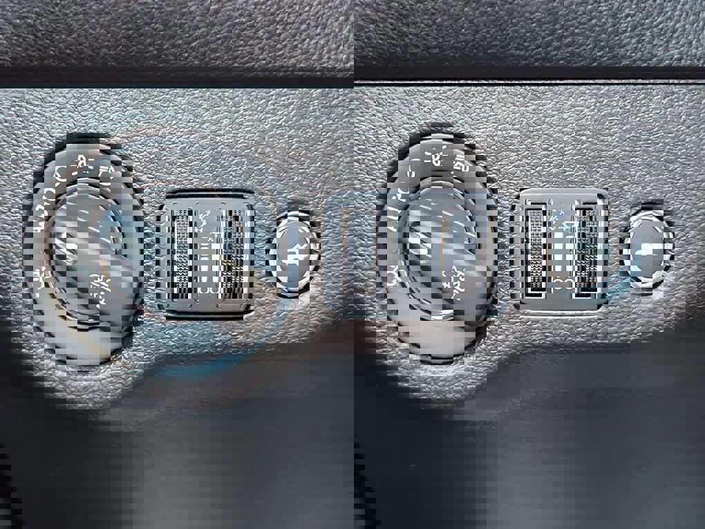 Used 2023 Dodge Challenger SXT w/ Blacktop Package image 15