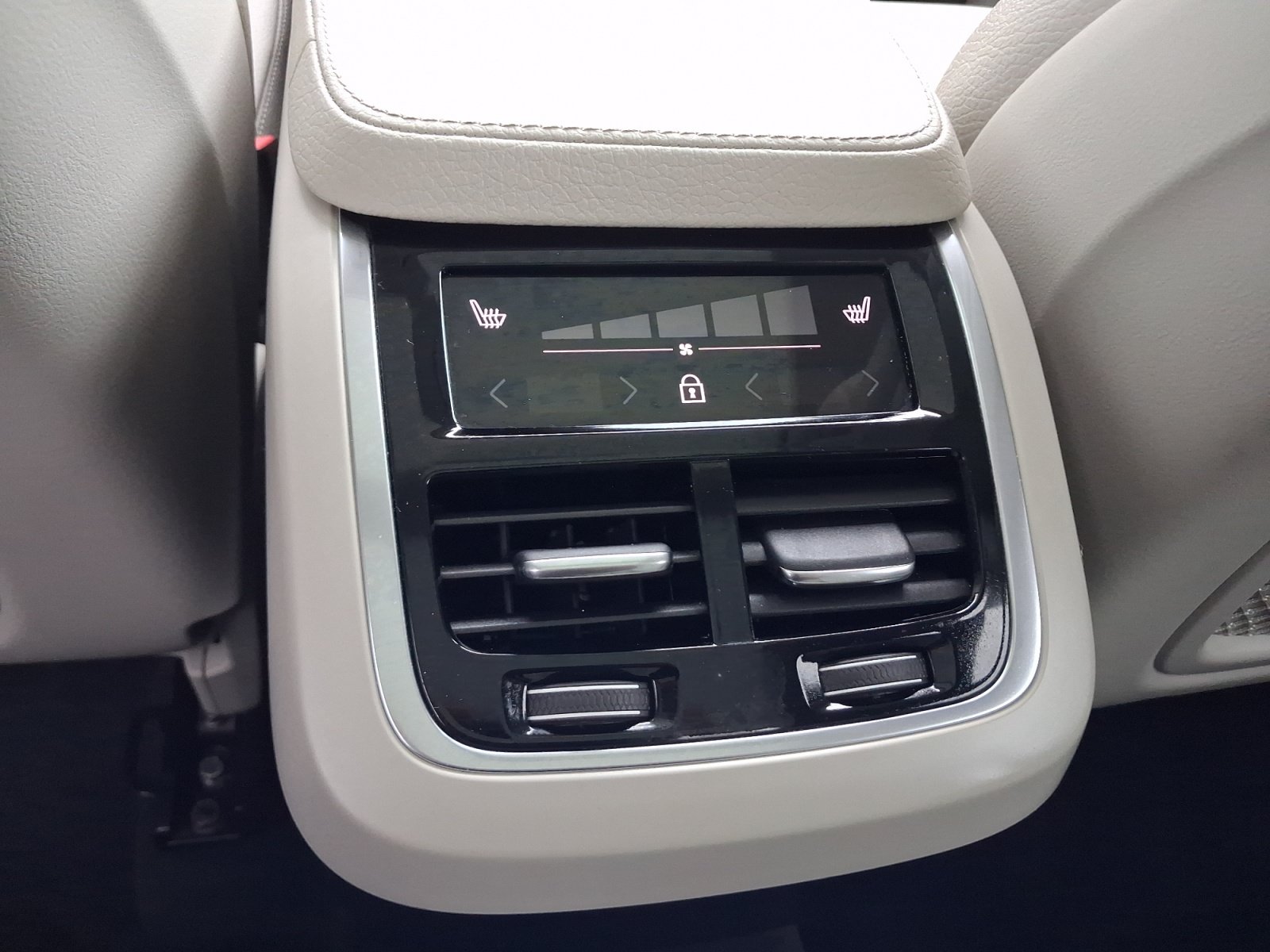 Used 2022 Volvo XC90 T5 Momentum w/ Climate Package AWD/4WD image 26