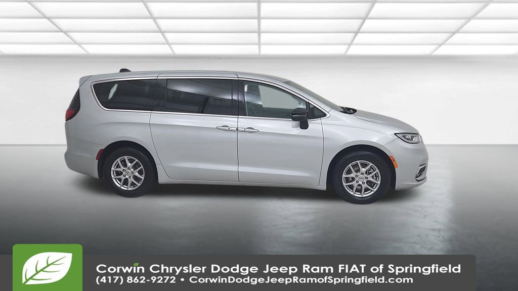 Certified 2024 Chrysler Pacifica Touring-L image 17
