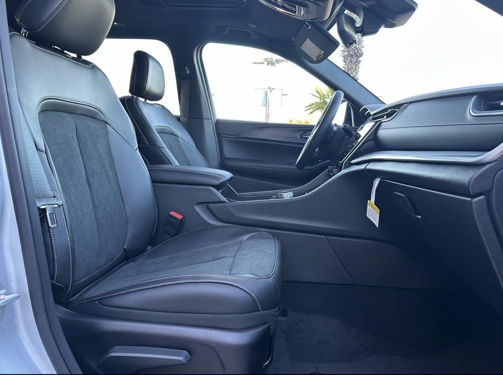 New 2025 Jeep Grand Cherokee Laredo AWD/4WD image 28