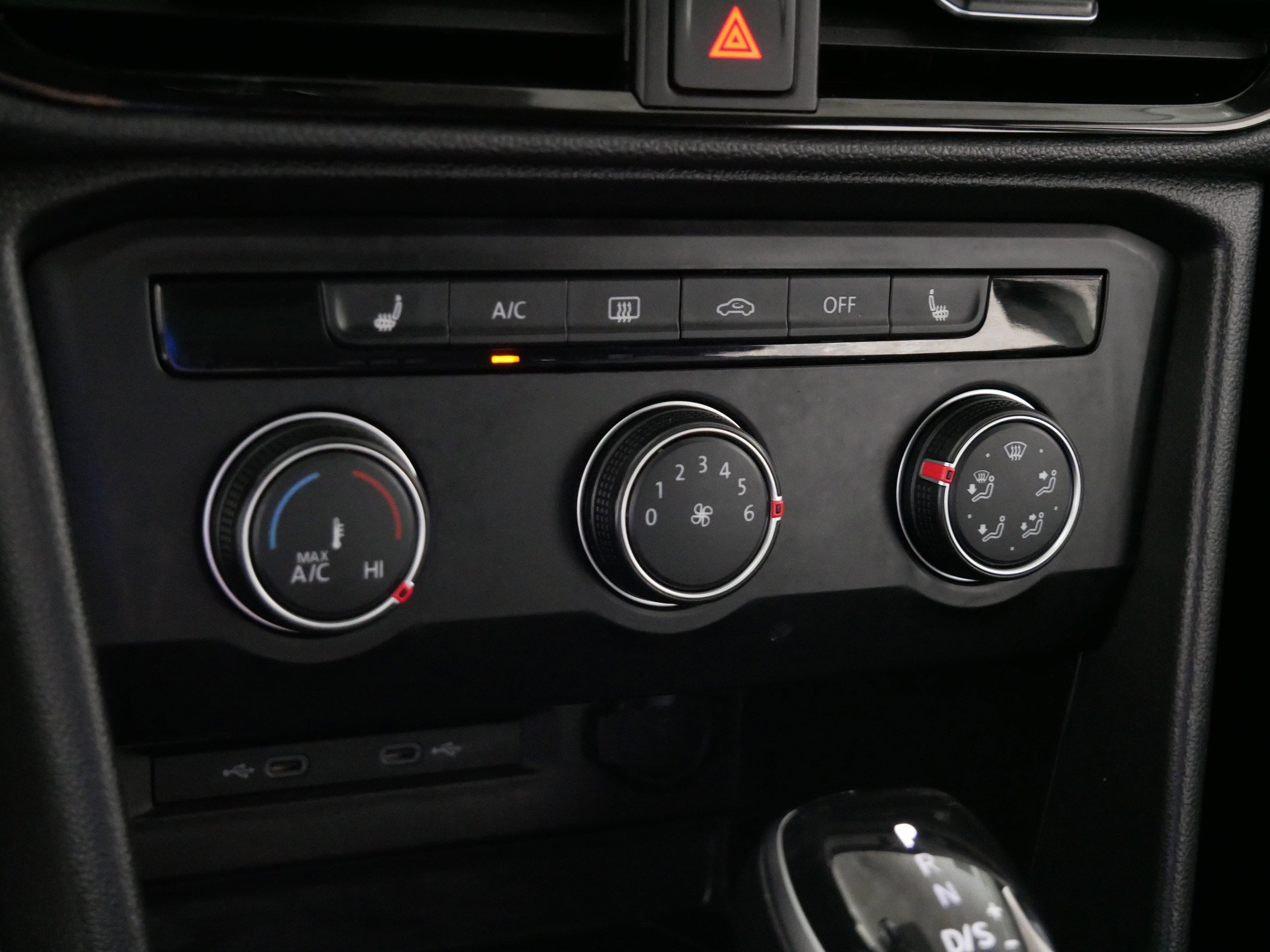 Certified 2022 Volkswagen Taos SE w/ Panoramic Sunroof Package image 23