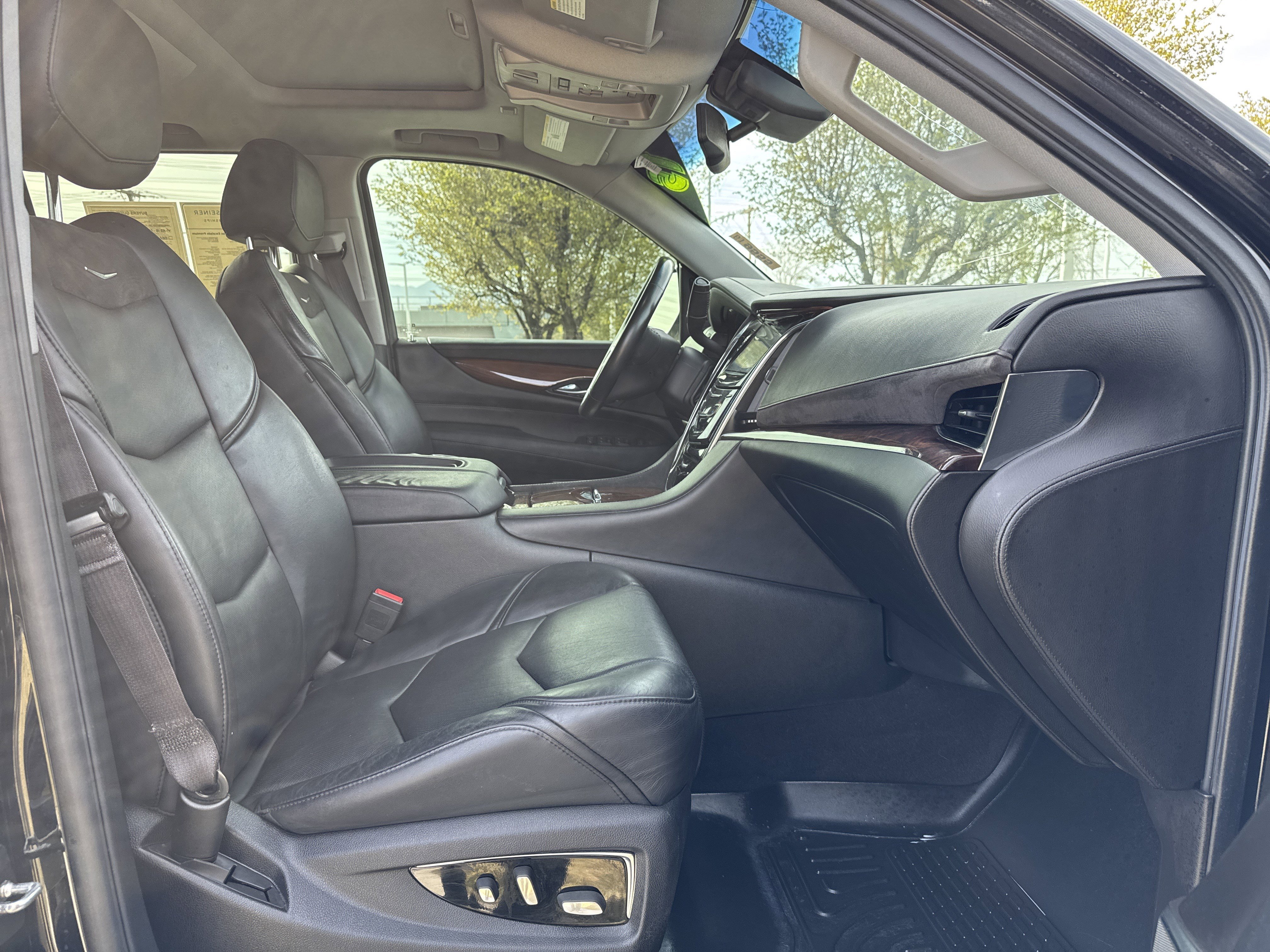 Used 2015 Cadillac Escalade Premium image 21