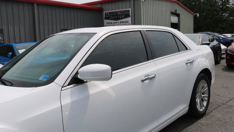 Used 2017 Chrysler 300 C RWD image 4