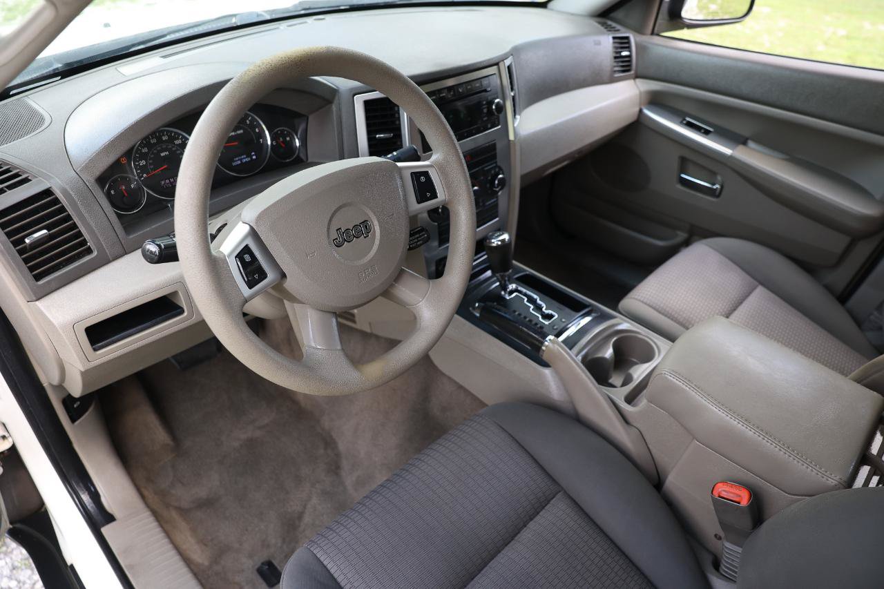 Used 2009 Jeep Grand Cherokee Laredo RWD image 4
