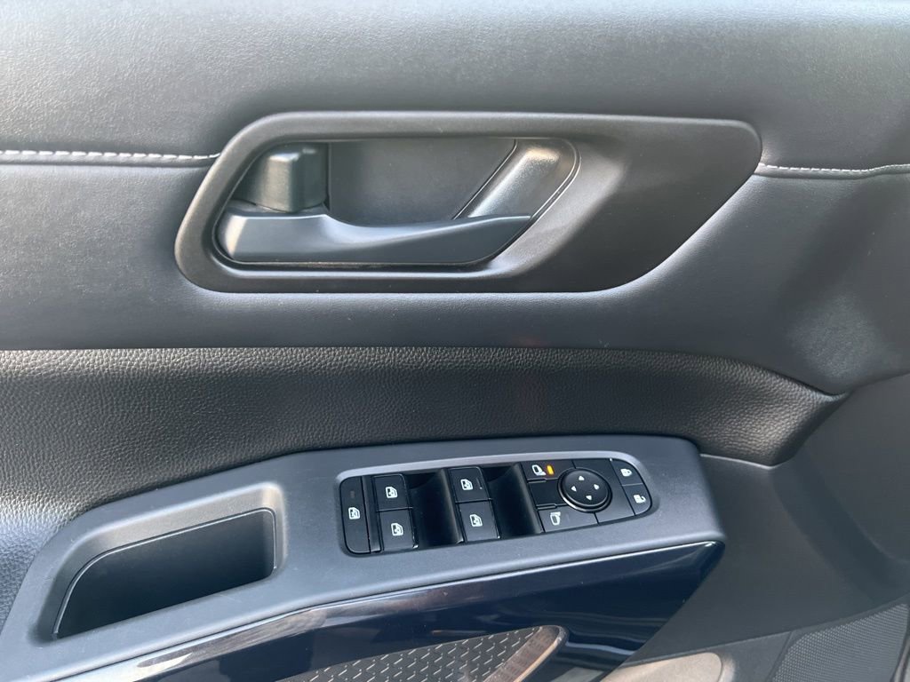 Used 2025 Nissan Pathfinder SV image 23