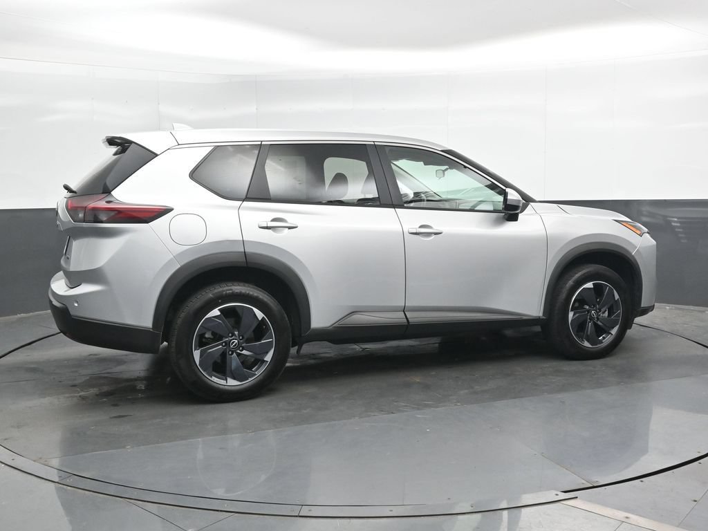 Used 2025 Nissan Rogue SV AWD/4WD image 2
