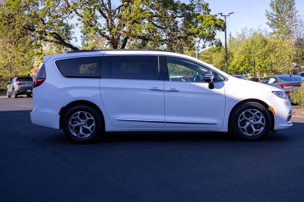 Used 2023 Chrysler Pacifica Limited FWD image 6