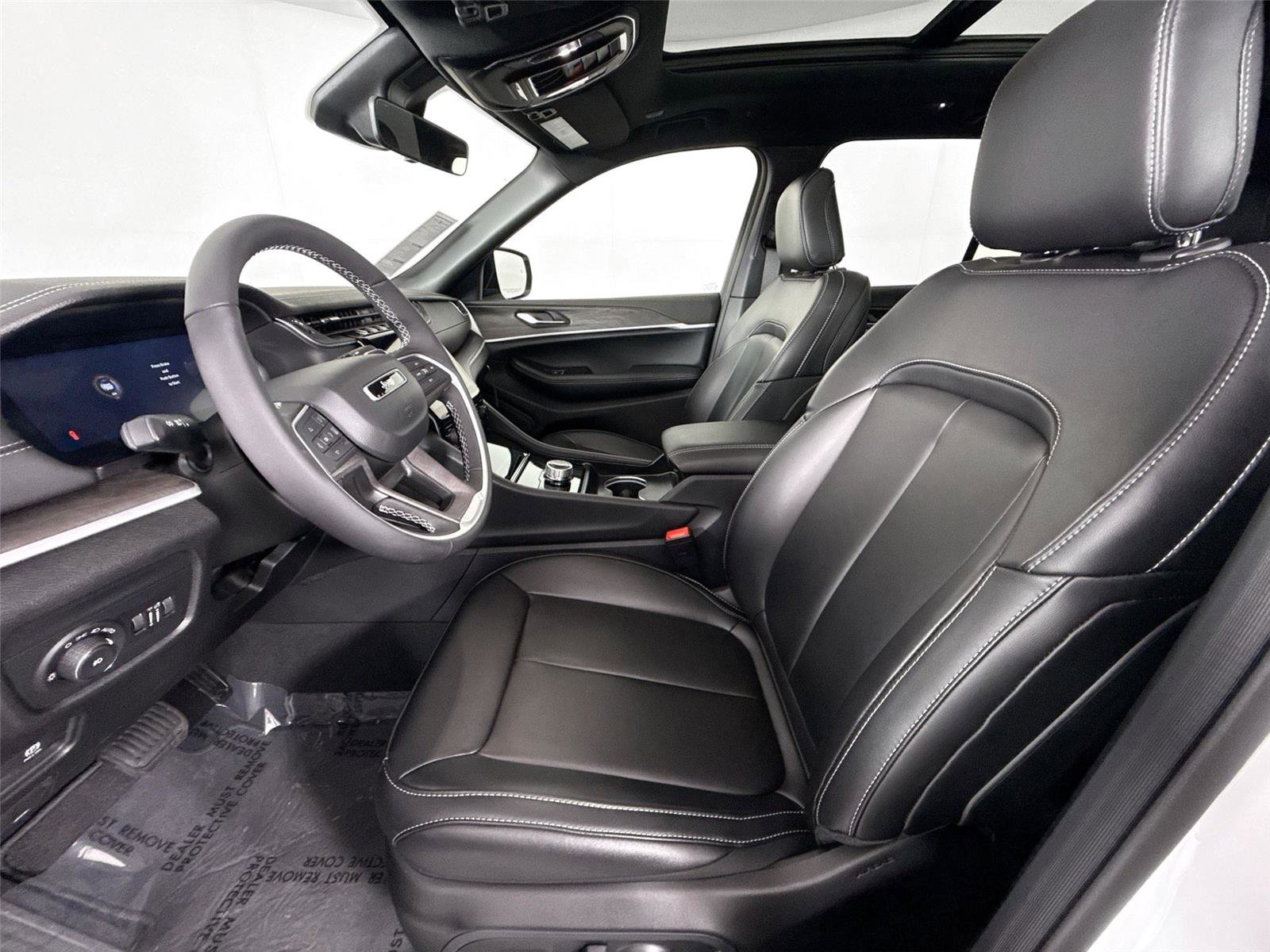 Used 2025 Jeep Grand Cherokee Limited image 3