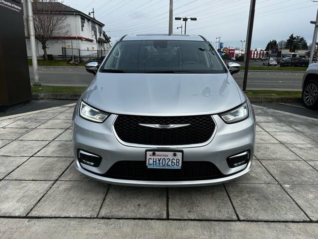 Used 2023 Chrysler Pacifica Limited image 2