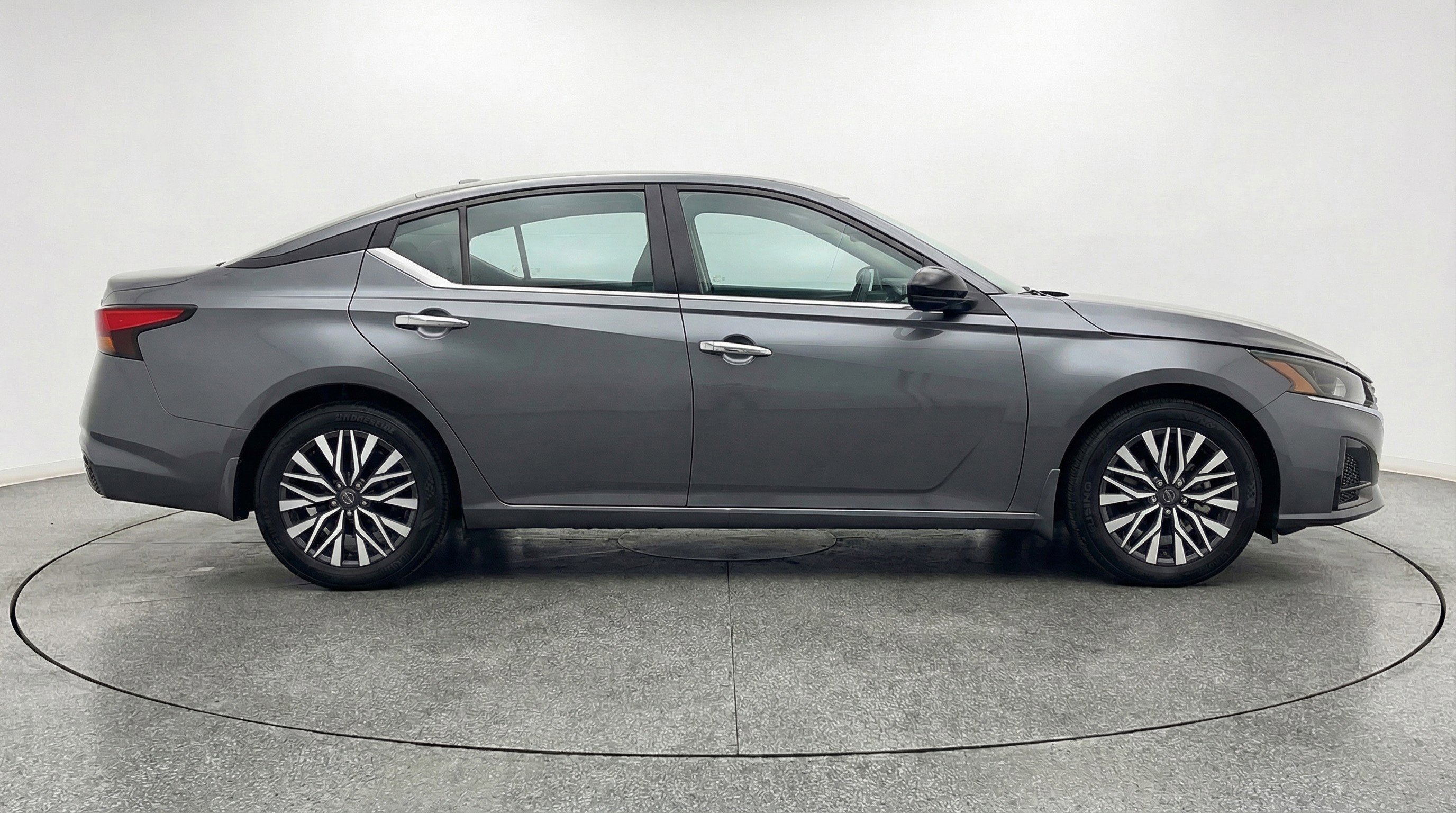 Used 2025 Nissan Altima 2.5 SV image 11