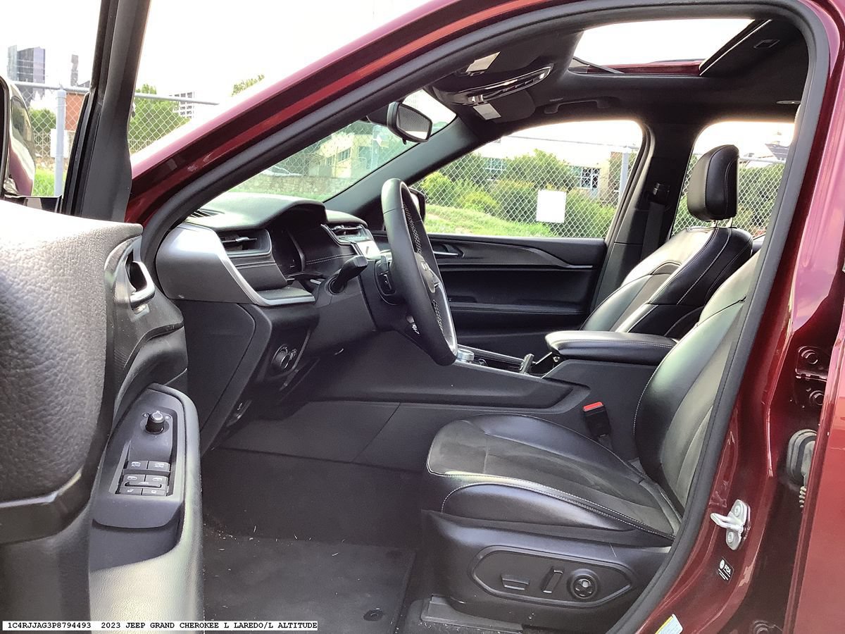 Used 2023 Jeep Grand Cherokee L Laredo RWD image 4