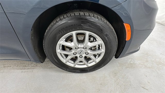 Used 2023 Chrysler Pacifica Touring-L image 9