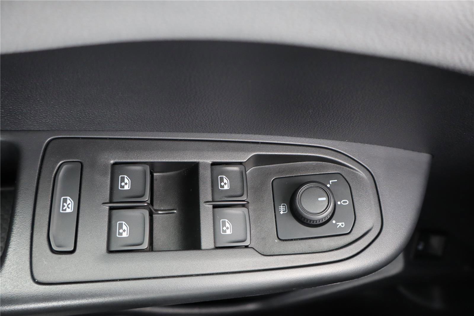 Certified 2022 Volkswagen Taos SE image 13