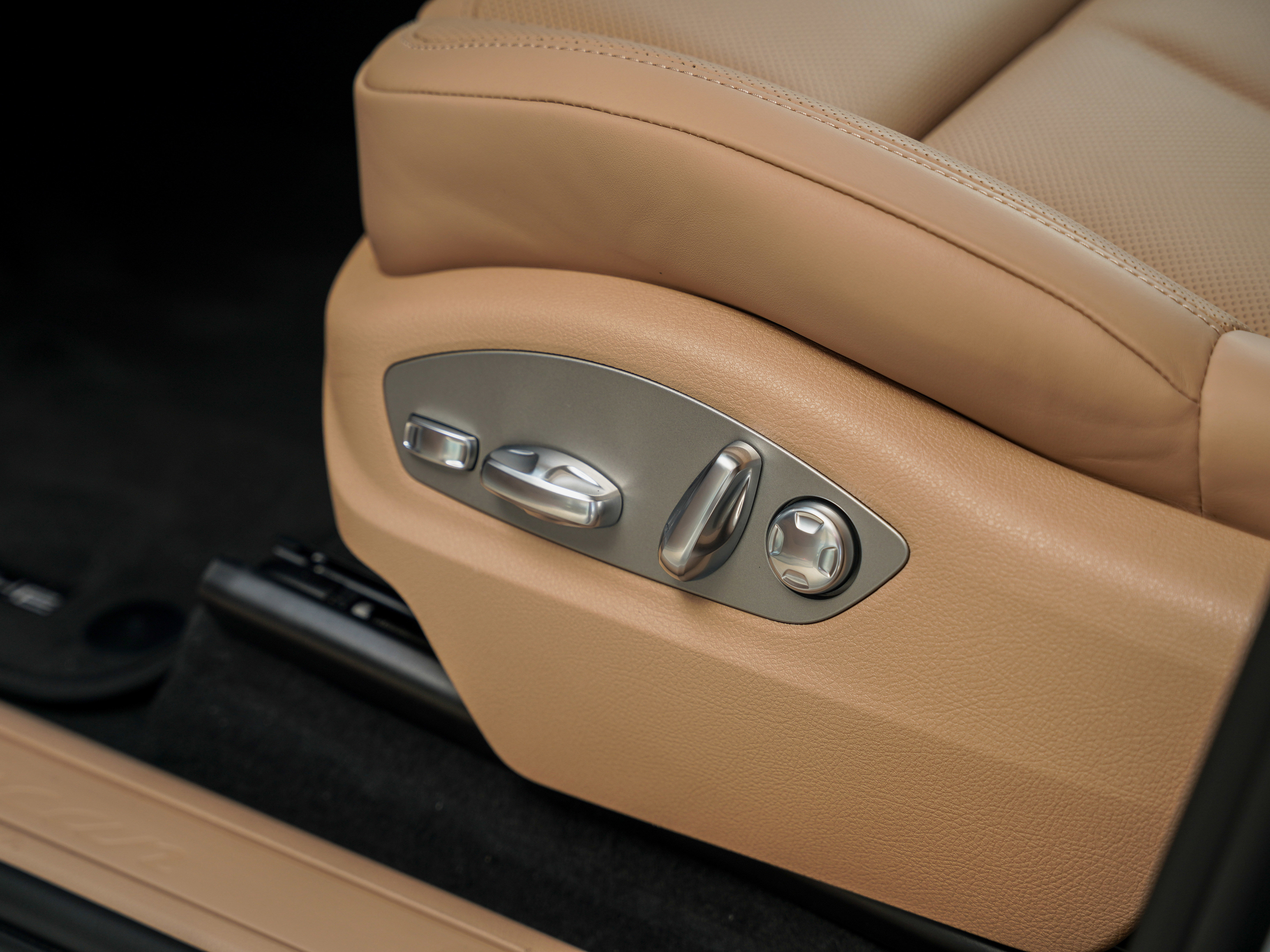 Certified 2025 Porsche Macan image 17