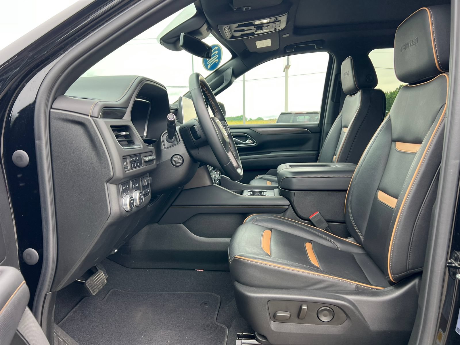 Used 2023 GMC Yukon XL AT4 w/ AT4 Premium Plus Package AWD/4WD image 4