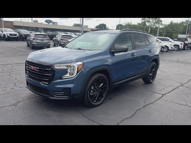 Certified 2024 GMC Terrain SLE w/ Driver Convenience Package FWD image 4