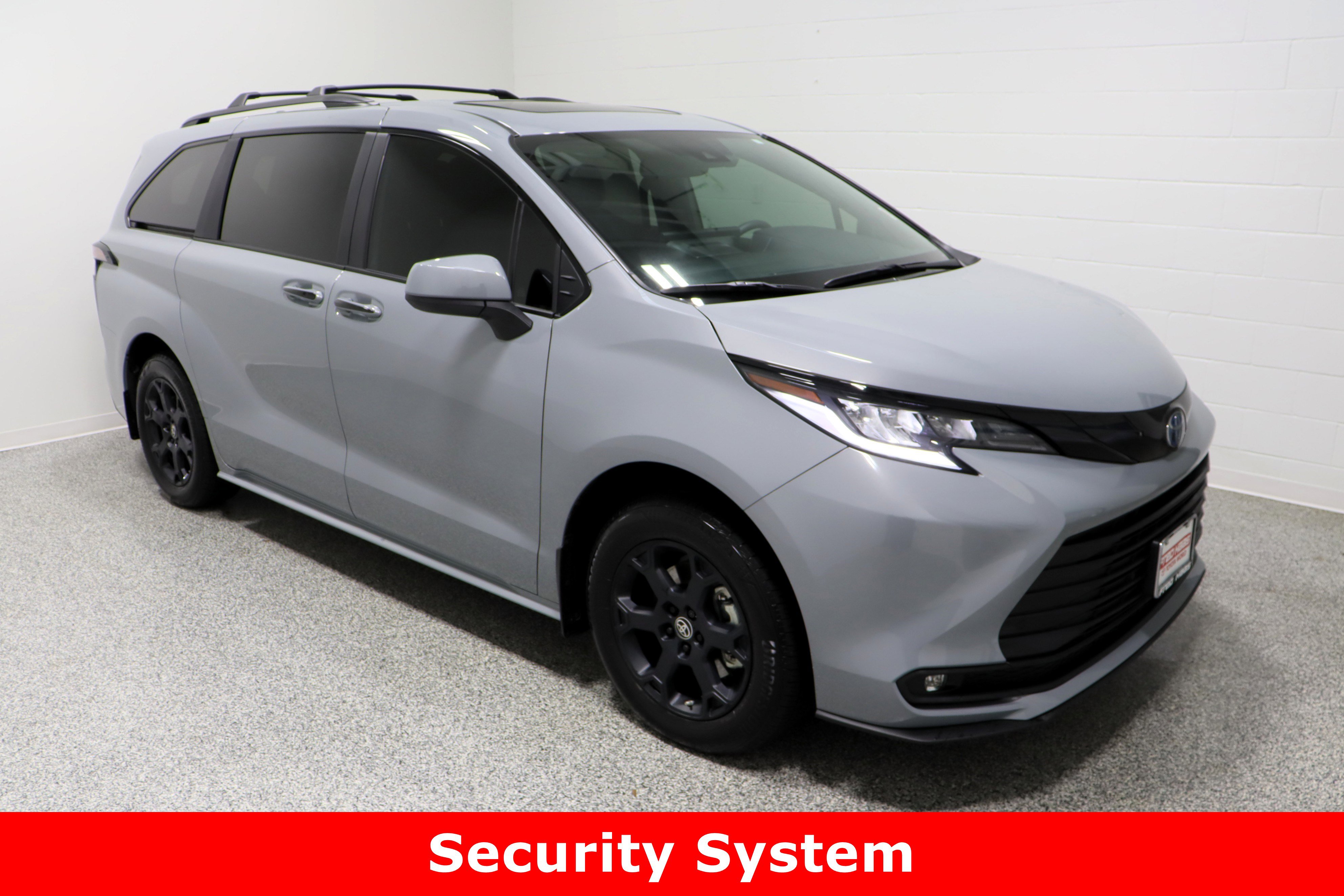 Used 2025 Toyota Sienna XLE Woodland Edition image 4
