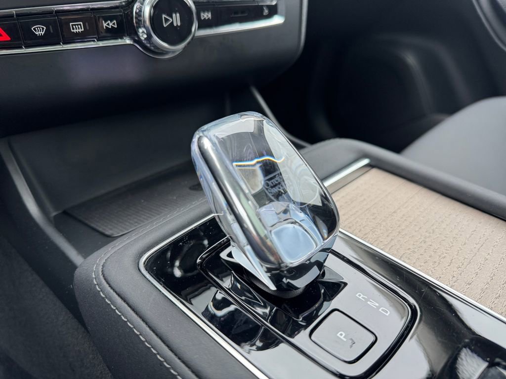 Certified 2025 Volvo XC90 B5 Plus AWD/4WD image 16