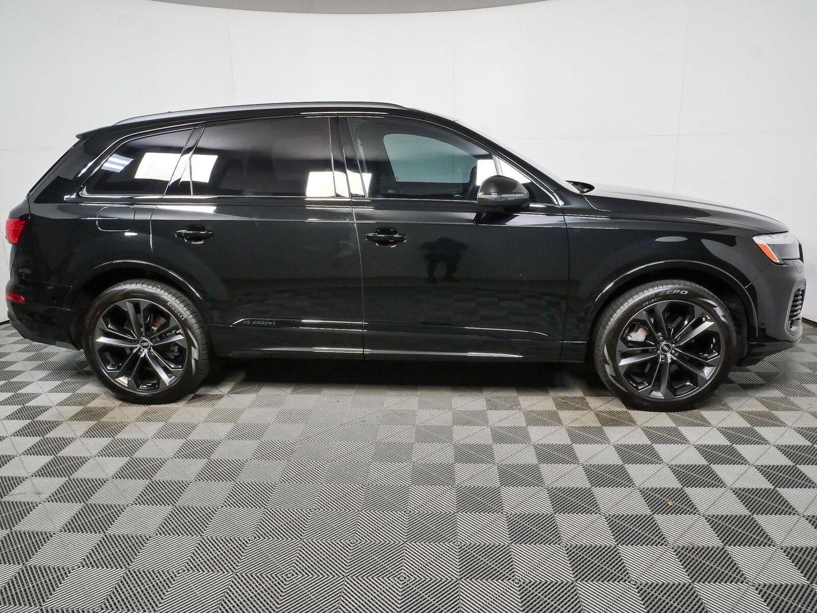 Used 2025 Audi Q7 3.0T Premium Plus AWD/4WD image 2
