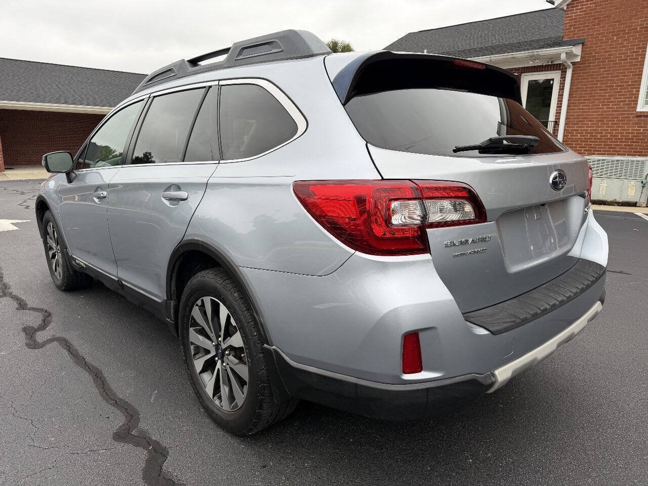 Used 2015 Subaru Outback 2.5i Limited AWD/4WD image 5