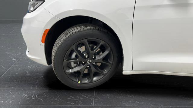 New 2026 Chrysler Pacifica Select image 38
