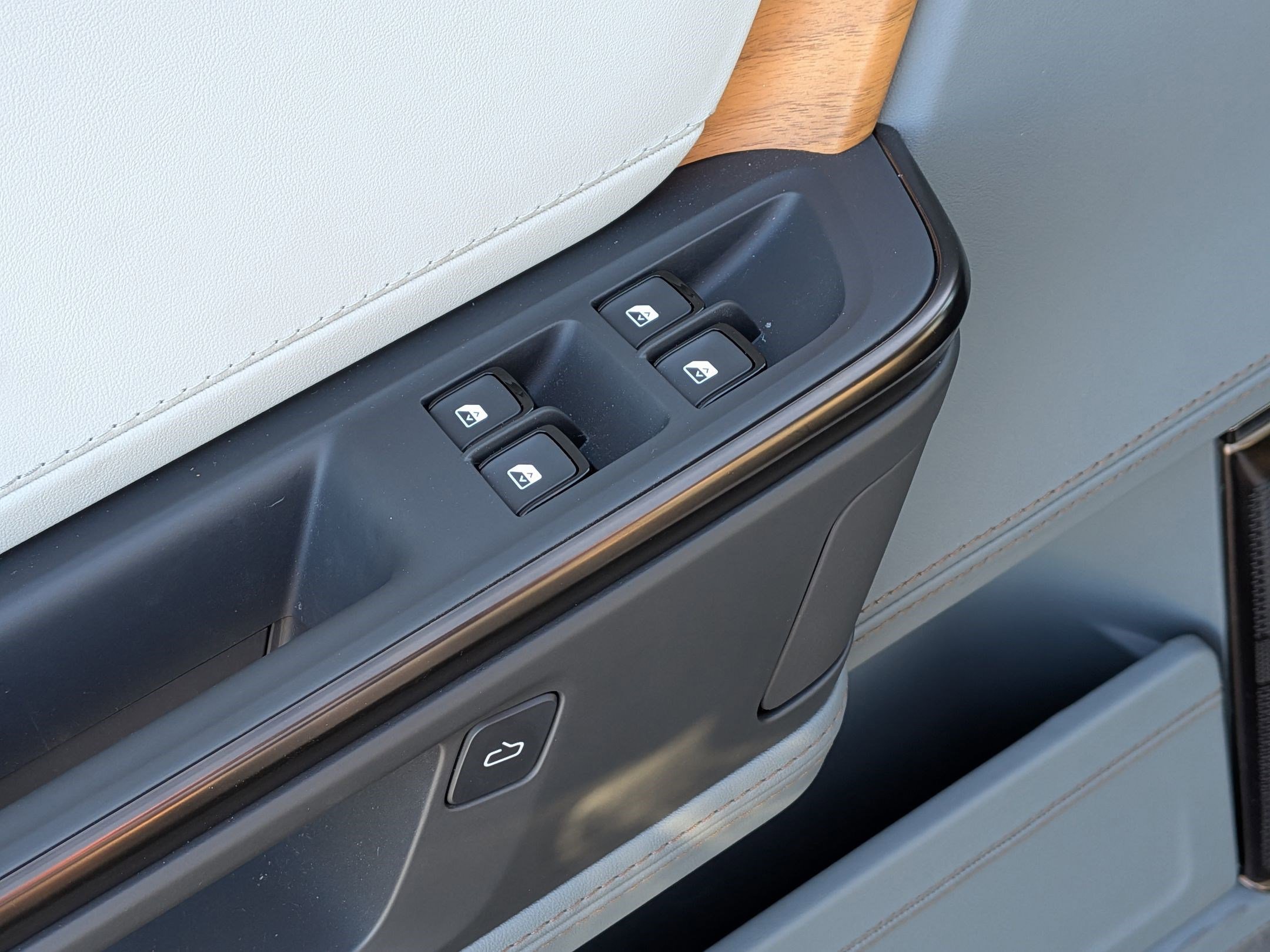 Used 2026 Rivian R1T Premium image 15