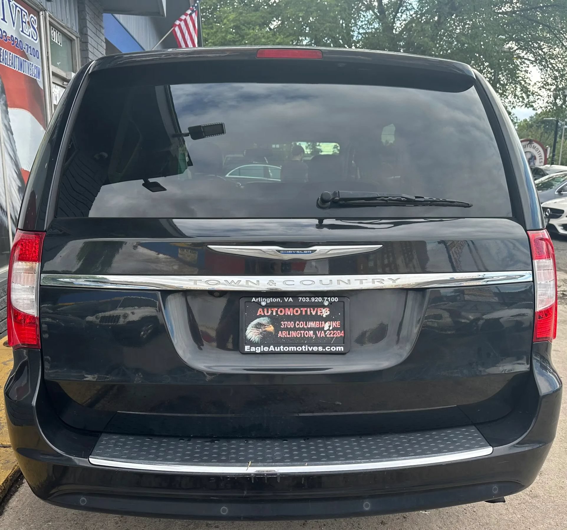 Used 2011 Chrysler Town & Country Touring-L w/ Driver Convenience Group FWD image 4