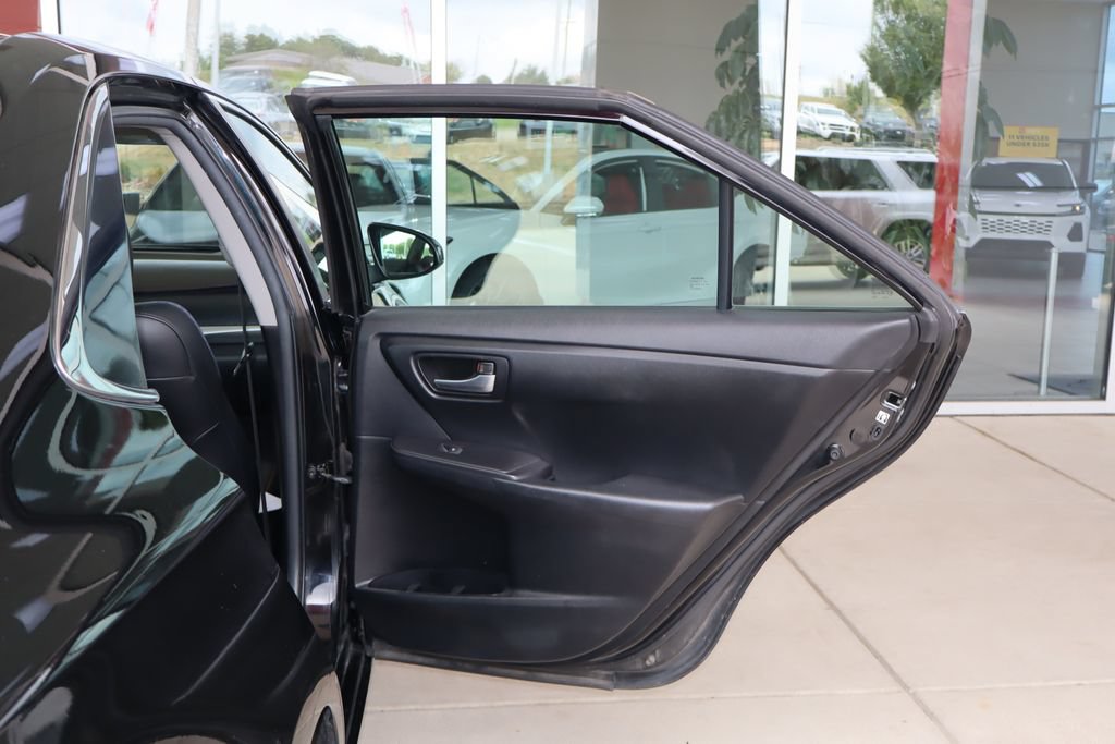 Used 2015 Toyota Camry SE FWD image 31