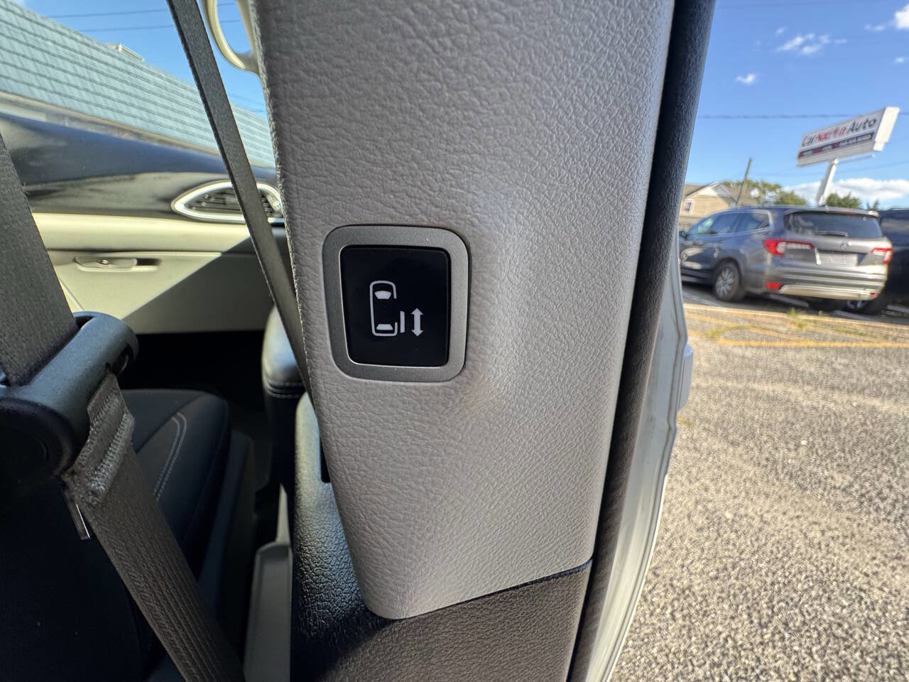 Used 2022 Chrysler Voyager LX image 49