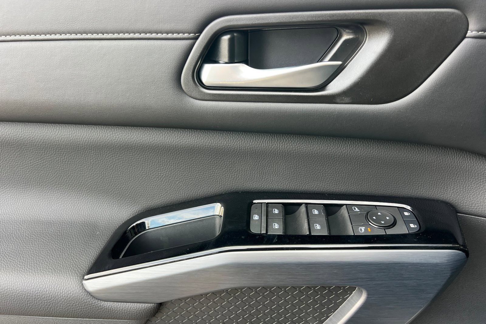 New 2025 Nissan Pathfinder SL w/ Lighting Package (N92) image 12