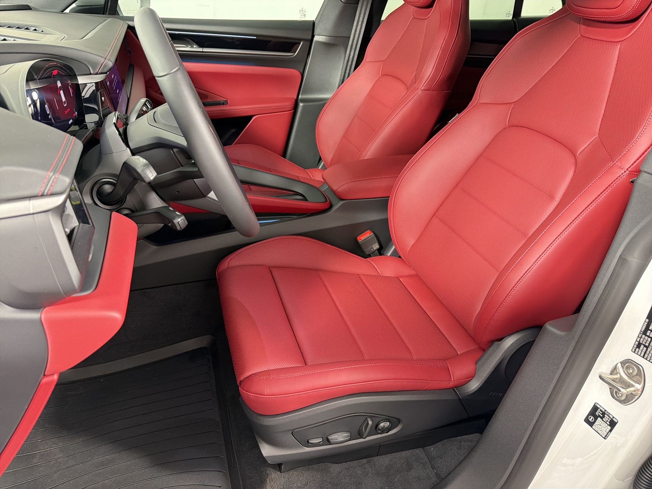 Used 2026 Porsche Macan Electric RWD image 5