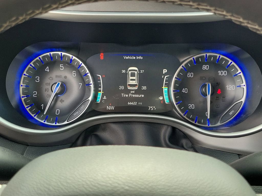 Used 2024 Chrysler Pacifica Touring-L FWD image 27
