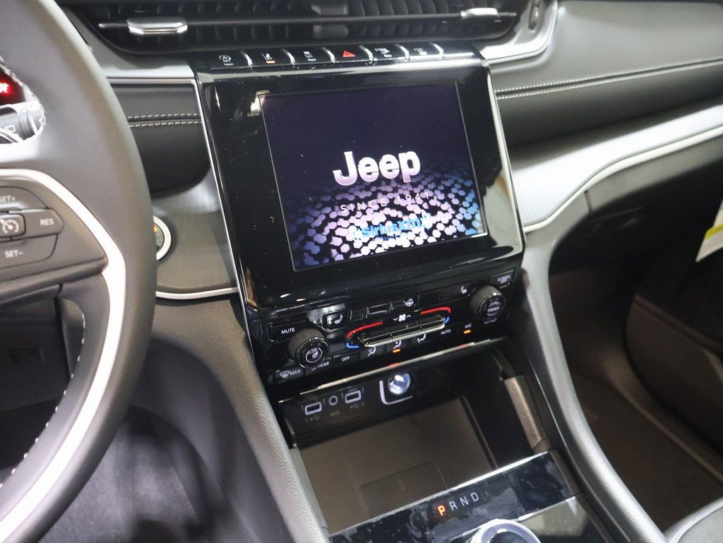 New 2025 Jeep Grand Cherokee Altitude image 23