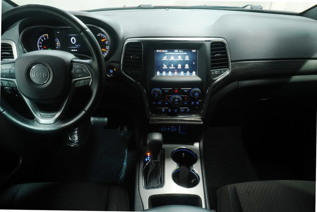 Used 2021 Jeep Grand Cherokee Laredo w/ Security & Convenience Group AWD/4WD image 18
