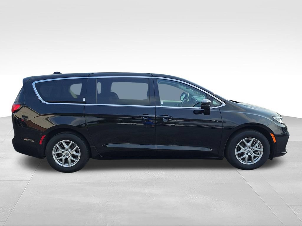 Used 2024 Chrysler Pacifica Touring-L FWD image 6